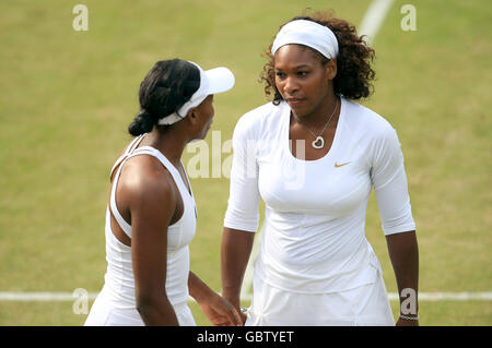 USA Venus Williams (a sinistra) e Serena Williams (a destra) durante il loro Doppio match contro Sabine Lisicki in Germania e Aleksandra Wozniak in Canada Foto Stock