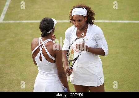 USA Venus Williams (a sinistra) e Serena Williams (a destra) durante il loro Doppio match contro Sabine Lisicki in Germania e Aleksandra Wozniak in Canada Foto Stock