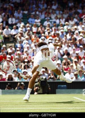 Roger Federer della Svizzera in azione contro Robin Soderling della Svezia durante I Campionati di Wimbledon 2009 presso l'All England Tennis Club Foto Stock