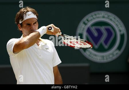 Roger Federer della Svizzera in azione contro Robin Soderling della Svezia durante I Campionati di Wimbledon 2009 presso l'All England Tennis Club Foto Stock