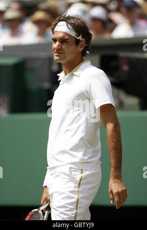 Roger Federer della Svizzera in azione contro Robin Soderling della Svezia durante I Campionati di Wimbledon 2009 presso l'All England Tennis Club Foto Stock