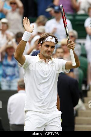 Roger Federer, in Svizzera, celebra la vittoria sul Robin Soderling svedese Durante i Campionati di Wimbledon 2009 all'All England Tennis Club Foto Stock