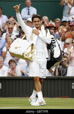 Roger Federer, in Svizzera, celebra la vittoria sul Robin Soderling svedese Durante i Campionati di Wimbledon 2009 all'All England Tennis Club Foto Stock