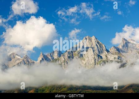 Picchi in Lescun Cirque. Sulla sinistra Ansabere Aiguilles e a destra Dec de Lhurs picco. Valle di Aspe, Pirenei, Francia. Foto Stock