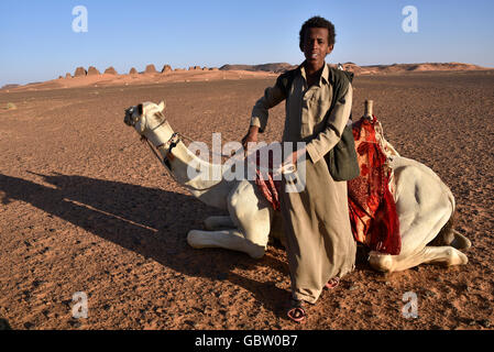 L'Africa, il Sudan, la Nubia, nomad con dromedario, piramidi di Meroe in background Foto Stock