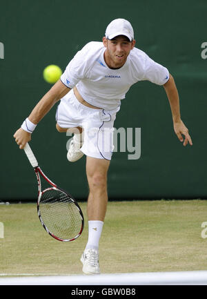 Israel's Dudi Sela in azione contro il serbo Novak Djokovic durante i Campionati di Wimbledon all'All England Lawn Tennis and Croquet Club, Wimbledon, Londra. Foto Stock