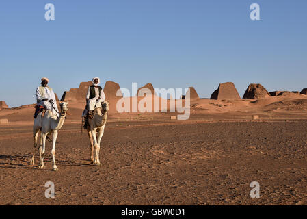 L'Africa, il Sudan, la Nubia, nomad con dromedario, piramidi di Meroe in background Foto Stock