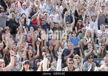 I fan reagiscono su Murray Mount mentre guardano Andy Murray, in Gran Bretagna, che gioca a Andy Roddick degli Stati Uniti durante i Wimbledon Championships presso l'All England Lawn Tennis and Croquet Club di Wimbledon, Londra. Foto Stock