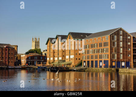 Vista sulla storica Gloucester Docks e ripristinati vecchi magazzini, Gloucestershire, Regno Unito Foto Stock