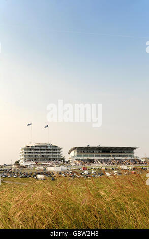 Corse ippiche - Epsom Live! Con Status Quo - Ippodromo di Epsom Downs. Vista generale dello stand della Regina (a sinistra) e dello stand della Duchessa all'ippodromo di Epsom Foto Stock