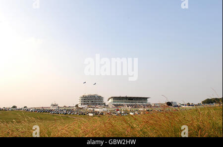 Corse ippiche - Epsom Live! Con Status Quo - Ippodromo di Epsom Downs. Vista generale dello stand della Regina (a sinistra) e dello stand della Duchessa all'ippodromo di Epsom Foto Stock