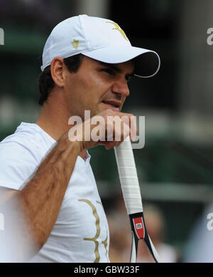 La Svizzera Roger Federer pratica durante il Wimbledon Championships presso l'All England Lawn Tennis and Croquet Club di Wimbledon, Londra. Foto Stock