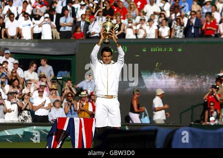 Roger Federer in Svizzera festeggia con il trofeo dopo aver vinto il Men's Singles Final contro Andy Roddick degli Stati Uniti durante il Wimbledon Campionato 2009 presso l'All England Tennis Club Foto Stock