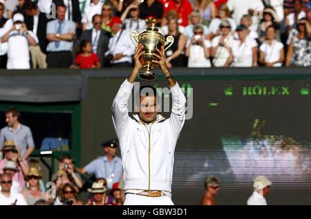 Roger Federer in Svizzera festeggia con il trofeo dopo aver vinto il Men's Singles Final contro Andy Roddick degli Stati Uniti durante il Wimbledon Campionato 2009 presso l'All England Tennis Club Foto Stock