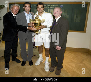 (Da sinistra a destra) Bjorn Borg, Pete Sampras, Roger Federer e Rod Laver si pongono insieme nella Clubhouse dopo che Roger Federer ha vinto la finale maschile durante i Campionati di Wimbledon all'All England Lawn Tennis and Croquet Club di Wimbledon, Londra. Foto Stock