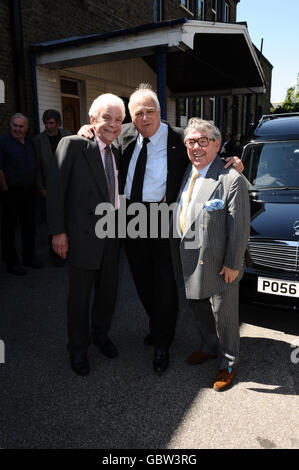 (Sinistra - destra) Barry Cryer, Roy Hudd e Ronnie Corbett lasciano i funerali di Danny la Rue alla Chiesa della Trasfigurazione a Kensal Rise, Londra. Foto Stock