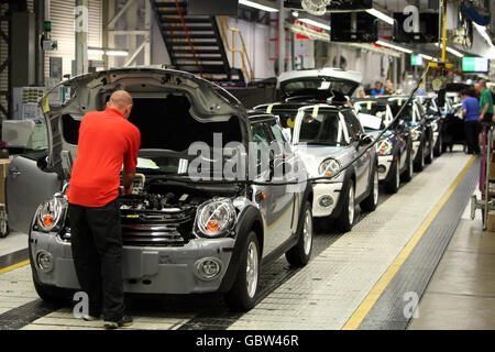 La linea di produzione dello stabilimento BMW UK Mini di Oxford, Oxfordshire, dopo che la loro 1.5 milionesima auto è arrivata oggi dalla linea di produzione. Foto Stock