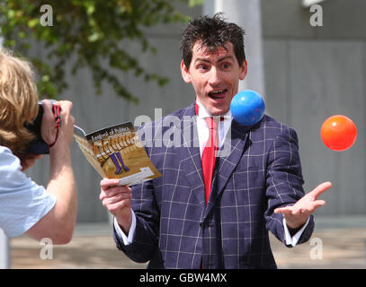 Jango The Clown Juggles wellington stivali al Parlamento Scozzese, durante una fotocellula per promuovere il Festival della Politica che si svolge da Martedì 18 agosto a Sabato 22 agosto presso il Parlamento Scozzese. Foto Stock