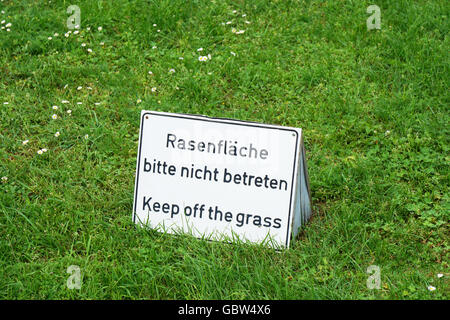 Mantenere bilingue del segno di erba in Germania Foto Stock