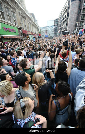 Una vista generale della folla che si è riunita per un tributo di folla in flash mob a Michael Jackson fuori dalla stazione di Liverpool Street a Londra. Foto Stock