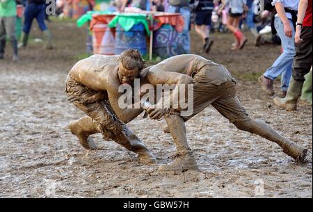 Glastonbury Festival 2009 - giorno uno. Festival Goers fango wrestle al Glastonbury Festival 2009 presso Worthy Farm a Pilton, Somerset. Foto Stock