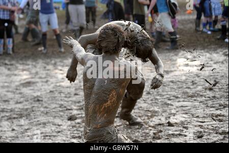 Glastonbury Festival 2009 - giorno uno. Festival Goers fango wrestle al Glastonbury Festival 2009 presso Worthy Farm a Pilton, Somerset. Foto Stock