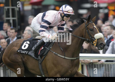 Long Lashes guidato da Fran Berry (a destra) corre oltre il traguardo per vincere il Ballygallon Stud Stakes durante il Kildare Village Derby Venerdì al Curragh Racecourse. Foto Stock