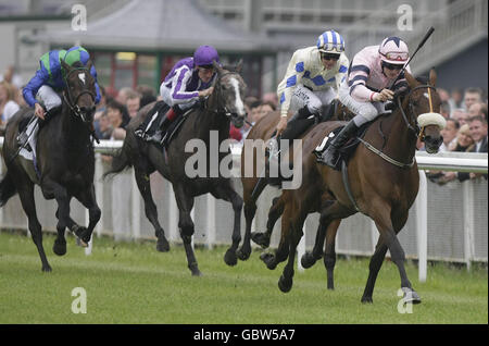 Long Lashes guidato da Fran Berry (a destra) conduce il campo per andare a vincere il Ballygallon Stud Stakes durante il Kildare Village Derby Venerdì a Curragh Racecourse. Foto Stock