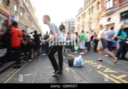 Sean Scales, da Shoreditch, passeggiate in luna durante il tributo di mob flash a Michael Jackson fuori dalla stazione di Liverpool Street a Londra. Foto Stock