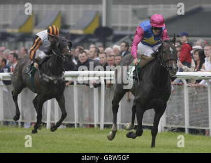 Ballivor guidato da Padraig Beggy (a destra) attraversa la linea per vincere la Silken Thomas handicap durante il Kildare Village Derby Venerdì al Curragh Racecourse. Foto Stock
