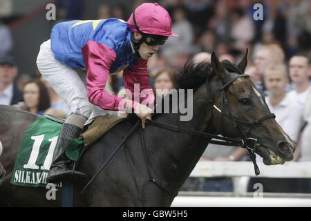 Ballivor guidato da Padraig Beggy attraversa la linea per vincere la Silken Thomas handicap durante il Kildare Village Derby Venerdì al Curragh Racecourse. Foto Stock
