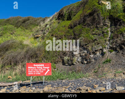 Segnaletica di pericolo per i militari poligono di tiro a Kimmeridge Bay scogliere, Dorset, England, Regno Unito Foto Stock