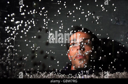 Lo studente PHD della Durham University Astronomy Alex Merson guarda al simulatore di galassia super nova Explosion alla Royal Society Summer Science Exhibition di Londra. Foto Stock