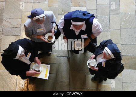 Suor s of Charity con una tazza di t in una conferenza al Castello di