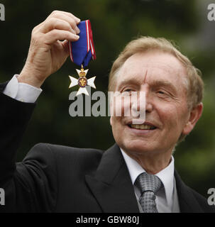 Sir Thomas Farmer, Presidente del Consiglio di Amministrazione, per il Duca di Edimburgo Awards, dopo essere stato nominato membro del Royal Victorian Order dalla Regina Elisabetta II al Palazzo di Holyrood House, Edimburgo, Scozia. Foto Stock