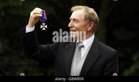 Sir Thomas Farmer, Presidente del Consiglio di Amministrazione, per il Duca di Edimburgo Awards, dopo essere stato nominato membro del Royal Victorian Order dalla Regina Elisabetta II al Palazzo di Holyrood House, Edimburgo, Scozia. Foto Stock