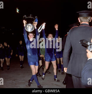 Brian Kidd di Manchester United mostra la Coppa d'Europa dopo la vittoria del suo team nel 4-1 come celebra il compagno di squadra Pat Crerand. Sullo sfondo sono (l-r) United's Nobby Stiles, Bobby Charlton, Bill Foulkes, Tony Dunne, Alex Stepney e John Aston Foto Stock