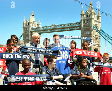 Il Sindaco di Londra Boris Johnson è in piedi con i bambini che sostengono Arsenal e Tottenham Hotspur, come 'back the Bid' per promuovere la Coppa del mondo 2018 tornare in Inghilterra, fuori dal municipio nel centro di Londra, questo pomeriggio. Foto Stock