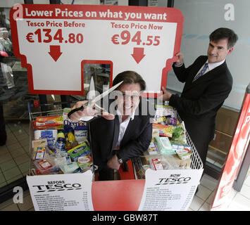 Il presentatore di RTE Gerry Ryan (a sinistra) e Tony Keohane, CEO di Tesco Ireland, lanciano i nuovi tagli ai prezzi dell'azienda ai media in una conferenza stampa a Dublino. Foto Stock