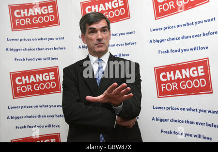 Tony Keohane, CEO di Tesco, spiega i nuovi tagli ai prezzi dell'azienda ai media in una conferenza stampa a Dublino. Foto Stock