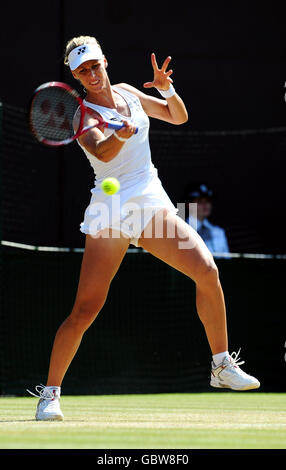 Elena Dementieva della Russia in azione contro Francesca Schiavone dell'Italia durante i Campionati di Wimbledon all'All England Lawn Tennis and Croquet Club di Wimbledon, Londra. Foto Stock