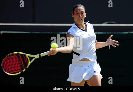 Francesca Schiavone in azione contro Elena Dementieva in Russia durante i Campionati di Wimbledon presso l'All England Lawn Tennis and Croquet Club di Wimbledon, Londra. Foto Stock