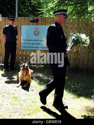 I gestori di cani della polizia rendono omaggio ai cani della polizia morti fuori dal quartier generale della polizia di Nottingham, Sherwood Lodge, Arnold. Foto Stock