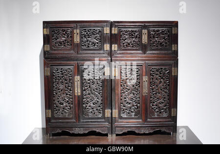 Rosso di sculture in legno di sandalo, piccolo drago cabinet cloud Foto Stock