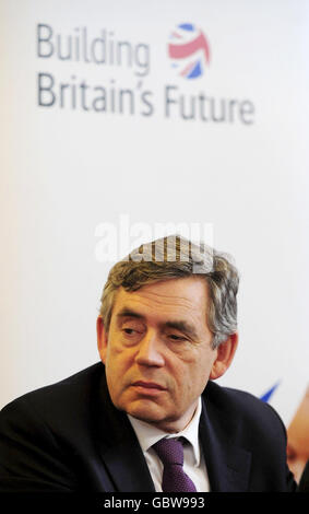 Il primo ministro Gordon Brown visita Sherburn nella biblioteca di Elmet oggi mentre continua il suo tour regionale. Foto Stock