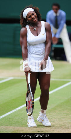 La Serena Williams degli Stati Uniti reagisce contro Elena Dementieva della Russia durante i Campionati di Wimbledon all'All England Lawn Tennis and Croquet Club di Wimbledon, Londra. Foto Stock