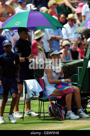 La Russia Elena Dementieva si raffredda durante una pausa durante i Campionati di Wimbledon all'All England Lawn Tennis and Croquet Club, Wimbledon, Londra. Foto Stock