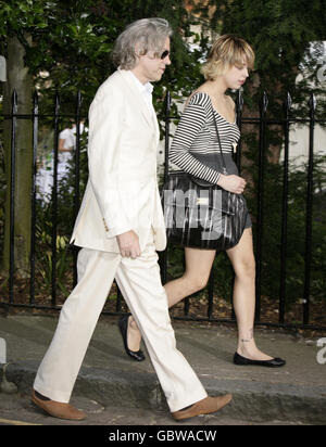 Sir Bob Geldof (a sinistra) e sua figlia Peaches Geldof arrivano al Summer Garden Party di Sir David Frost a Carlyle Square, Chelsea. Foto Stock