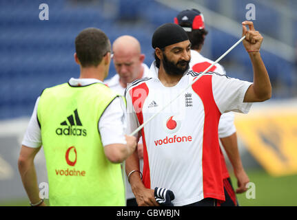 Cricket - The Ashes 2009 - Npower First Test - Inghilterra / Australia - Inghilterra Nets - Sophia Gardens. Monty Panesar dell'Inghilterra durante la loro sessione di reti Foto Stock