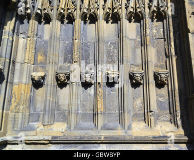 Sculture di testa sulla facciata della chiesa Priorato Bridlington Old Town Foto Stock